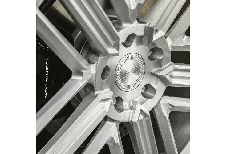 Xe còn được trang trí các điểm nhấn màu bạc trên bảng điều khiển, tấm cửa và bảng điều khiển trung tâm, da màu cam tương phản được bọc cho các chi tiết trên bảng điều khiển, cột trụ, bệ tỳ tay, vô lăng và những thứ khác. Kết hợp với nội thất được làm mới hoàn toàn chính là các tấm gỗ ốp sang trọng.