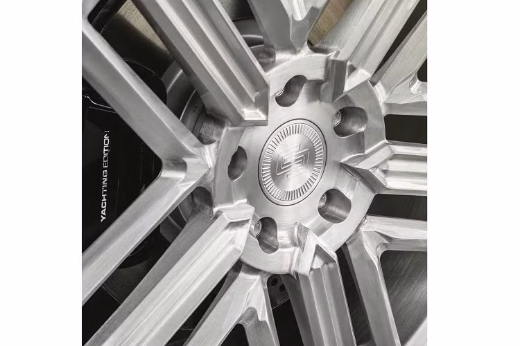 Xe còn được trang trí các điểm nhấn màu bạc trên bảng điều khiển, tấm cửa và bảng điều khiển trung tâm, da màu cam tương phản được bọc cho các chi tiết trên bảng điều khiển, cột trụ, bệ tỳ tay, vô lăng và những thứ khác. Kết hợp với nội thất được làm mới hoàn toàn chính là các tấm gỗ ốp sang trọng.