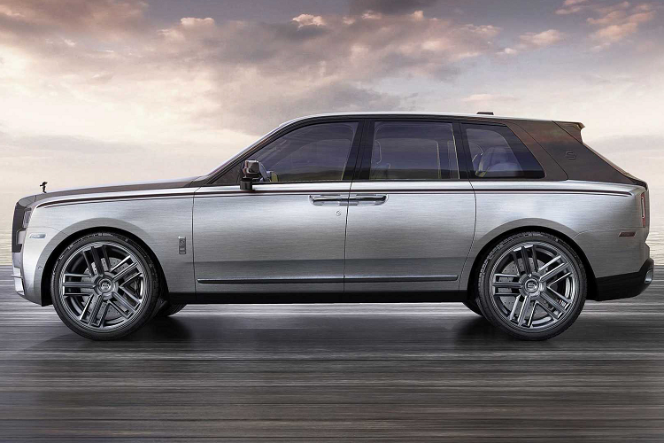 Phiên bản đặc biệt dựa trên SUV siêu sang Rolls-Royce Cullinan được tuân theo một công thức thiết kế tương tự như Land Rover Defender Yachting Edition được ra mắt cách đây hai năm với lớp sơn hoàn thiện màu bạc cho các phần của thân xe bao gồm cả chắn bùn, cửa và cản.