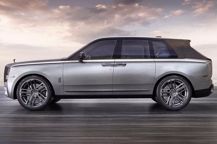 Phiên bản đặc biệt dựa trên SUV siêu sang Rolls-Royce Cullinan được tuân theo một công thức thiết kế tương tự như Land Rover Defender Yachting Edition được ra mắt cách đây hai năm với lớp sơn hoàn thiện màu bạc cho các phần của thân xe bao gồm cả chắn bùn, cửa và cản.