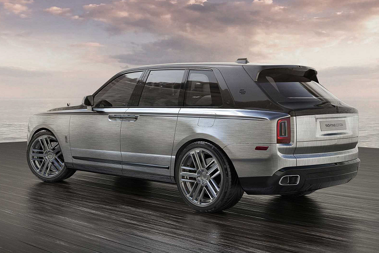 Các chi tiết còn lại trên Rolls-Royce Cullinan độ Carlex Design như phần mui xe, lưới tản nhiệt, nóc xe và các chi tiết nhỏ khác được hoàn thiện bằng lớp sơn màu đen. Carlex cho biết hai màu này “tương phản nhưng hoàn toàn ăn nhập với nhau”.