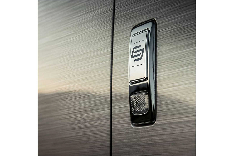 Mẫu xe này cũng được trang bị bộ mâm hợp kim 5 chấu kích thước lớn 22 inch với thiết kế độc đáo, hoàn thiện chrome giúp nâng tầm sự sang trọng cho ngoại thất của xe. Khoang nội thất của chiếc Cullinan đã được thiết kế lại gần như hoàn toàn với các ghế ôm sát phần thân người ngồi cùng với tông màu bạc ăn nhập với ngoại thất xe.