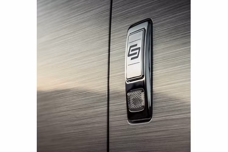 Mẫu xe này cũng được trang bị bộ mâm hợp kim 5 chấu kích thước lớn 22 inch với thiết kế độc đáo, hoàn thiện chrome giúp nâng tầm sự sang trọng cho ngoại thất của xe. Khoang nội thất của chiếc Cullinan đã được thiết kế lại gần như hoàn toàn với các ghế ôm sát phần thân người ngồi cùng với tông màu bạc ăn nhập với ngoại thất xe.