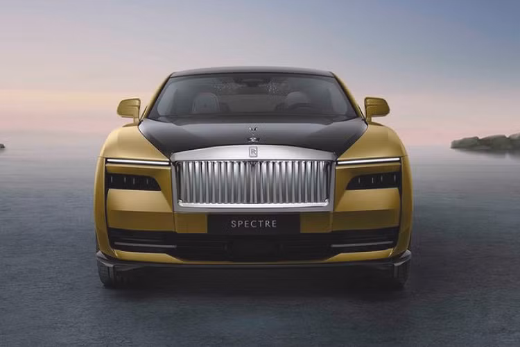 Nhìn từ phía trước, hệ thống đèn pha tách rời của Spectre giao nhau với phần lưới tản nhiệt, cũng là phiên bản rộng nhất từng được trang bị trên một chiếc Rolls-Royce. Các cánh của lưới tản nhiệt Pantheon giờ đây có phần mượt mà hơn ở đoạn cắt nhau và được căn chỉnh cho đều, được thiết kế nhằm dẫn luồng không khí ở khu vực phía trước của xe.