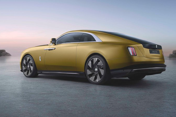 Có thể nhìn thấy rõ điều này qua tỷ lệ rộng rãi và cách thiết kế hệ thống đèn pha tách rời - một nguyên lý thiết kế của Rolls-Royce đương đại. Đèn chiếu sáng ban ngày có đường nét sắc sảo của Spectre nhấn mạnh chiều rộng hai mét đáng kinh ngạc của chiếc xe.