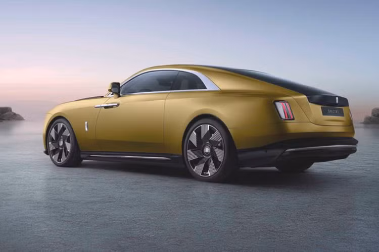 Có thể nhìn thấy rõ điều này qua tỷ lệ rộng rãi và cách thiết kế hệ thống đèn pha tách rời - một nguyên lý thiết kế của Rolls-Royce đương đại. Đèn chiếu sáng ban ngày có đường nét sắc sảo của Spectre nhấn mạnh chiều rộng hai mét đáng kinh ngạc của chiếc xe.