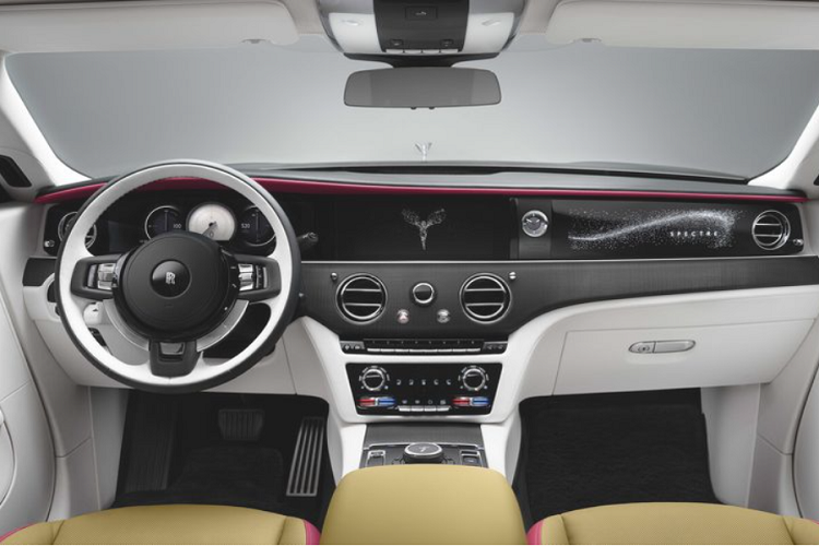 Lần đầu tiên trên một chiếc Rolls-Royce thương mại, Spectre được trang bị sẵn Starlight Doors, kết hợp 4.796 ‘ngôi sao’ toả ra ánh sáng nhẹ nhàng. Các cánh cửa mở ngược cũng có thể được tuỳ biến với tấm ốp gỗ Canadael Paneling, theo tên gọi một vịnh nhỏ ở miền Nam nước Pháp, nơi Ngài Henry Royce và đội ngũ thiết kế của ông từng trải qua bao mùa đông.