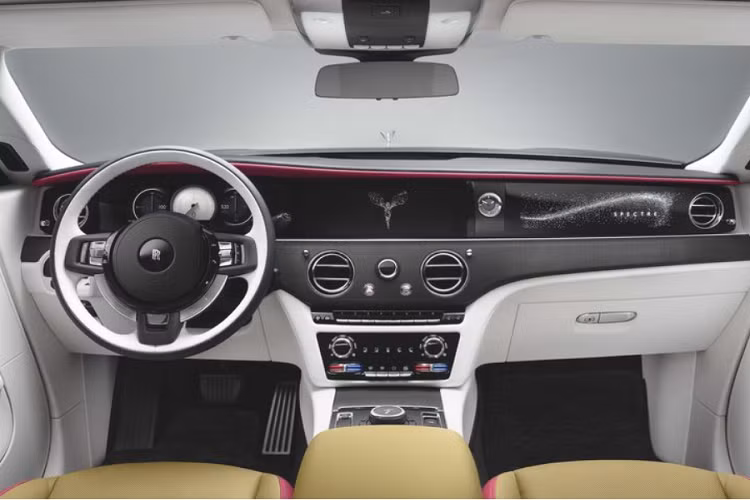 Lần đầu tiên trên một chiếc Rolls-Royce thương mại, Spectre được trang bị sẵn Starlight Doors, kết hợp 4.796 ‘ngôi sao’ toả ra ánh sáng nhẹ nhàng. Các cánh cửa mở ngược cũng có thể được tuỳ biến với tấm ốp gỗ Canadael Paneling, theo tên gọi một vịnh nhỏ ở miền Nam nước Pháp, nơi Ngài Henry Royce và đội ngũ thiết kế của ông từng trải qua bao mùa đông.