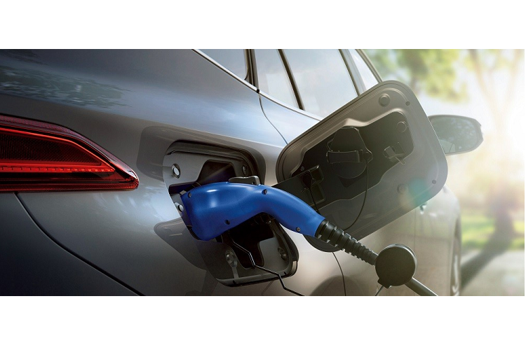 Động cơ này kết hợp cùng hộp số e-CVT cùng mô-tơ điện có công suất tối đa 180 mã lực và mô-men xoắn cực đại 270 Nm. Với phiên bản dẫn động 4 bánh E-Four, Toyota Venza PHEV 2023 còn có thêm mô-tơ điện trên cầu sau. Mô-tơ này có công suất tối đa 54 mã lực và mô-men xoắn cực đại 121 Nm. Ngoài ra, Toyota Venza PHEV 2023 mới còn được trang bị cụm pin lithium-ion nằm bên dưới sàn xe và có dung lượng 18,1 kWh.