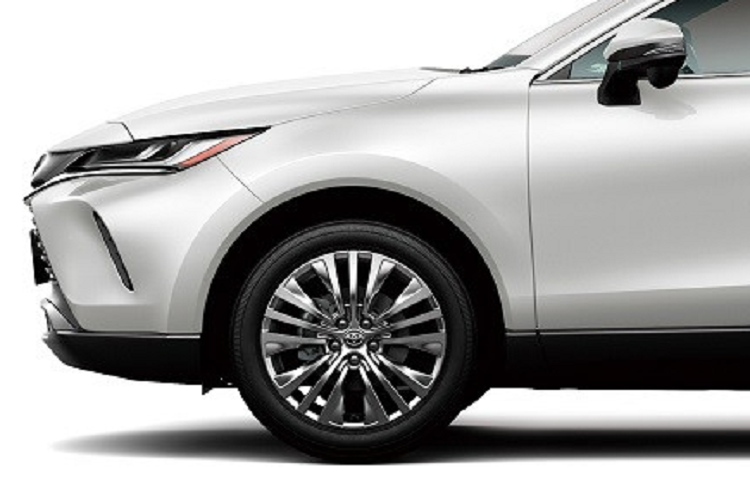 Ngoài ra, mẫu xe này còn có một số chi tiết thiết kế riêng như lưới tản nhiệt với mắt lưới hình quả trám và logo ngoại thất. Đặc biệt, Toyota Venza PHEV 2023 có thể cung cấp nguồn điện AC 100V cho các thiết bị ngoài xe. Không chỉ bổ sung phiên bản PHEV, hãng Toyota còn tăng thêm trang bị cho dòng Venza 2023 ở thị trường Nhật Bản. Theo đó, xe sẽ có thêm màn hình cảm ứng trung tâm và bảng đồng hồ kỹ thuật số mới, cả hai đều có kích thước 12,3 inch.