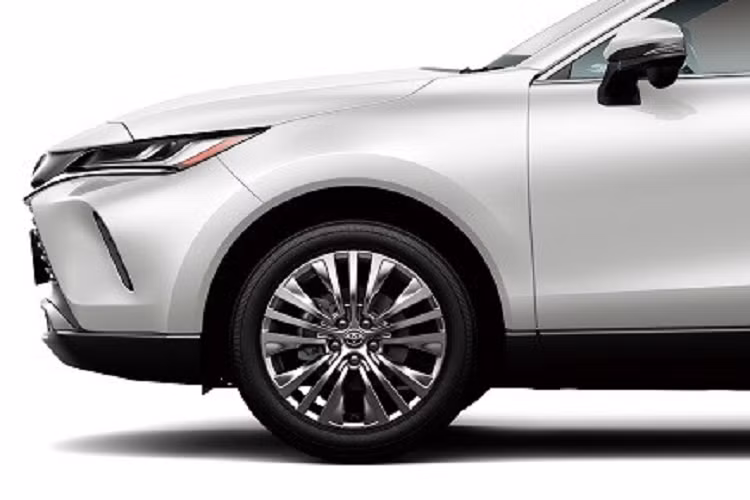 Ngoài ra, mẫu xe này còn có một số chi tiết thiết kế riêng như lưới tản nhiệt với mắt lưới hình quả trám và logo ngoại thất. Đặc biệt, Toyota Venza PHEV 2023 có thể cung cấp nguồn điện AC 100V cho các thiết bị ngoài xe. Không chỉ bổ sung phiên bản PHEV, hãng Toyota còn tăng thêm trang bị cho dòng Venza 2023 ở thị trường Nhật Bản. Theo đó, xe sẽ có thêm màn hình cảm ứng trung tâm và bảng đồng hồ kỹ thuật số mới, cả hai đều có kích thước 12,3 inch.