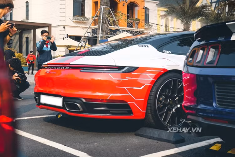 Xe được trang bị bộ mâm đa chấu có thiết kế chữ Y và sơn đen mờ.