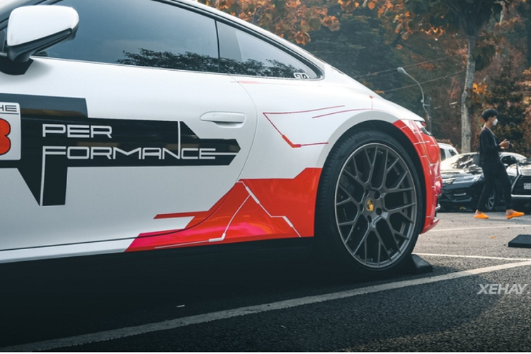 Cung cấp sức mạnh cho Porsche 911 Carrera S tại VietRally này là cỗ máy tăng áp kép 3.0L 6 xi-lanh sản sinh công suất 450 mã lực.