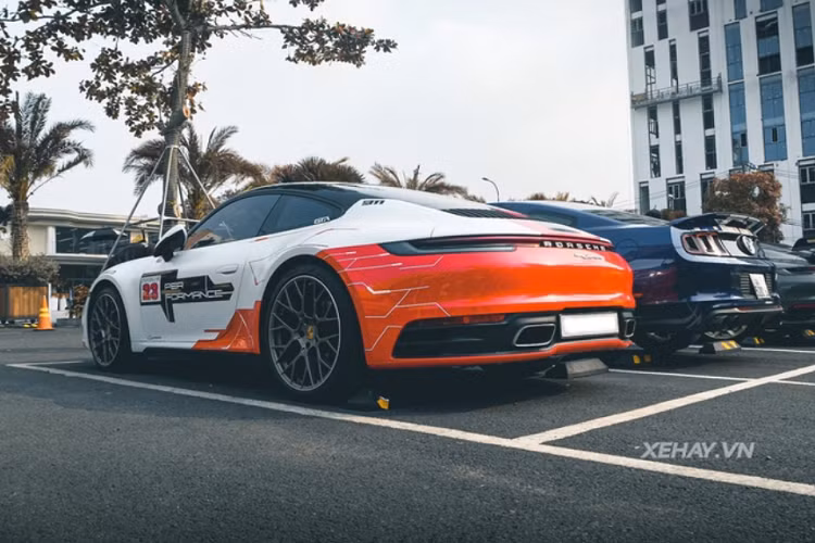 Màu chủ đạo trên chiếc Porsche 911 Carrera S hàng hiếm này là trắng - đỏ - đen, những mảng màu đỏ nổi bật trên nền trắng đã thành công trong việc giúp chiếc xe thể thao Đức chiếm trọn "spotlight" mỗi khi lăn bánh trên đường.