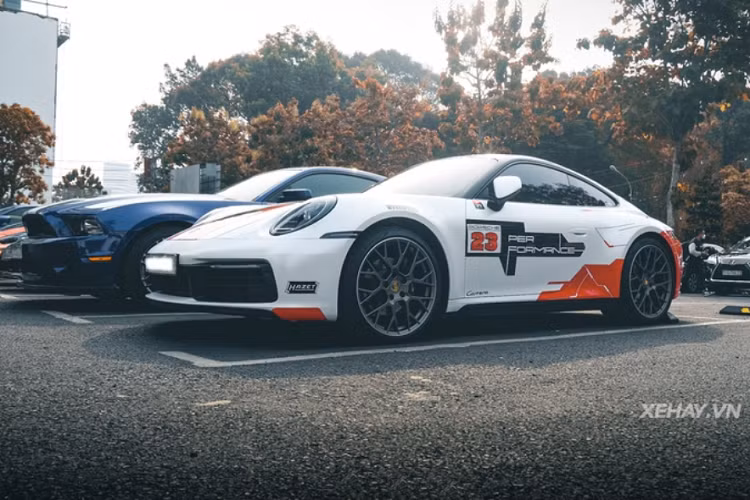 Cụ thể, phần họa tiết ở ngoại thất của chiếc Porsche 911 Carrera S thể thao được lấy cảm hứng từ một phiên bản đặc biệt của Porsche Taycan, bao gồm phần cản sau màu đỏ, các họa tiết tạo cảm giác đứt rời, bên hông và nắp capo cũng có thêm họa tiết đỏ đen nhấn mạnh sự thể thao.