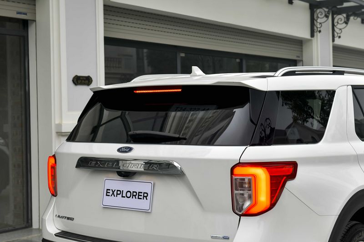 Các đường thân xe dập nổi khỏe khoắn, chạy dài về phía sau kết hợp với cụm đèn hậu được thiết kế thanh lịch hơn. Bộ mâm đúc 20 inch đa chấu cùng bộ lốp Michelin tự vá tạo nên vẻ hấp dẫn cho chiếc xe khi nhìn từ bên hông.