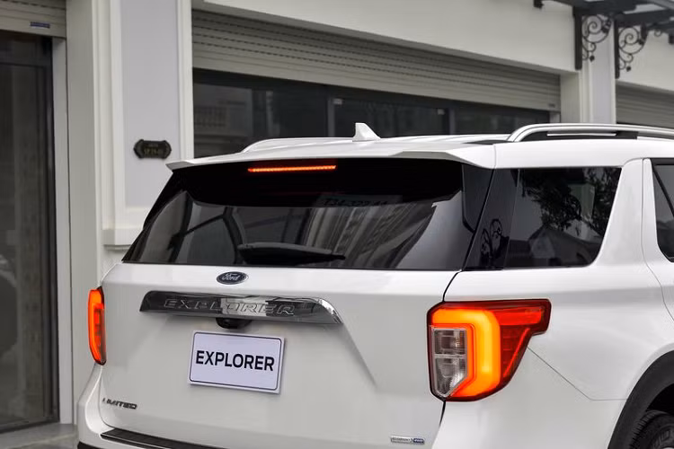 Các đường thân xe dập nổi khỏe khoắn, chạy dài về phía sau kết hợp với cụm đèn hậu được thiết kế thanh lịch hơn. Bộ mâm đúc 20 inch đa chấu cùng bộ lốp Michelin tự vá tạo nên vẻ hấp dẫn cho chiếc xe khi nhìn từ bên hông.