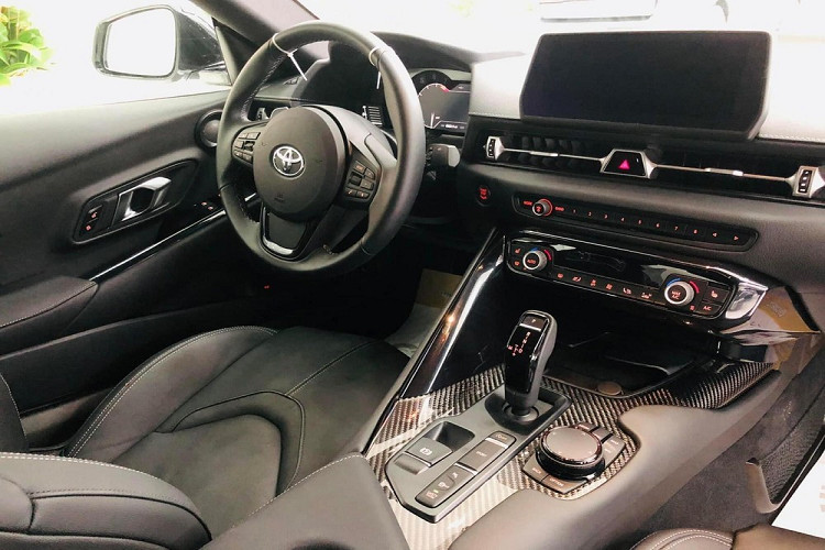 Vẫn chưa rõ mức giá xe Toyota GR Supra thế hệ mới tại Việt Nam, chỉ biết rằng, Toyota phiên bản GR Supra ở tại thị trường Mỹ là 49.990 đô la, khoảng 1,13 tỷ đồng cho bản tiêu chuẩn còn Toyota GR Supra Launch Edition có giá bán lên đến 55.250 đô la, tức 1,26 tỷ đồng.