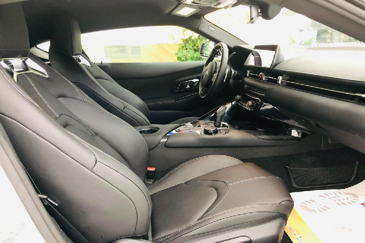 Ngoài ngoại hình bắt mắt, bên trong khoang lái Toyota GR Supra độc nhất Việt Nam có phong cách thiết kế từ xe BMW ở nút bấm và cần số hay hệ thống iDrive với núm xoay trên cụm điều khiển trung tâm là đặc trưng của hãng xe sang đến từ Đức. Màn hình cảm ứng của xe là 8,8 inch do thuộc bản Premium.