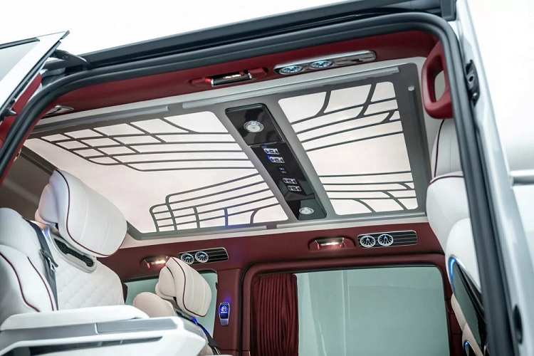 Đáng tiếc là động cơ của chiếc Mercedes-Benz Metris không có gì thay đổi. Nằm bên dưới nắp ca-pô của xe vẫn là động cơ xăng 4 xi-lanh, tăng áp, dung tích 2.0L nguyên bản, tạo ra công suất tối đa 208 mã lực và mô-men xoắn cực đại 350 Nm. Động cơ kết hợp với hộp số tự động 9 cấp 9G-Tronic.