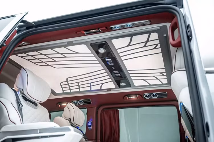 Đáng tiếc là động cơ của chiếc Mercedes-Benz Metris không có gì thay đổi. Nằm bên dưới nắp ca-pô của xe vẫn là động cơ xăng 4 xi-lanh, tăng áp, dung tích 2.0L nguyên bản, tạo ra công suất tối đa 208 mã lực và mô-men xoắn cực đại 350 Nm. Động cơ kết hợp với hộp số tự động 9 cấp 9G-Tronic.