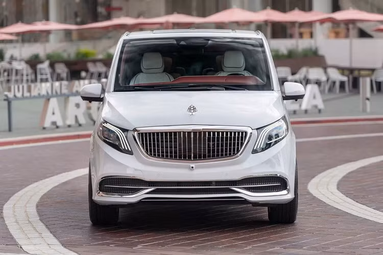 Chiếc xe này được độ từ Mercedes-Benz Metris đời 2021. Tuy nhiên, nếu nhìn bên ngoài, không ít người có thể nhầm tưởng hãng Mercedes-Benz thực sự bán xe van Mercedes-Maybach.