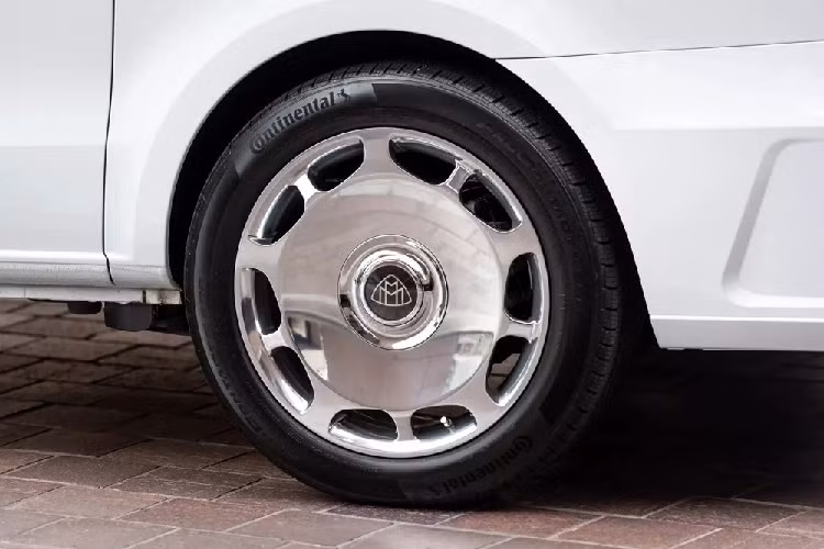 Hốc gió với viền mạ crôm bao quanh trên cản trước cũng gợi liên tưởng đến những chiếc xe siêu sang Mercedes-Maybach. Ngoài ra, chiếc Mercedes-Benz Metris độ này còn được trang bị hệ thống đèn pha LED toàn phần, tăng vẻ sang trọng cho xe.