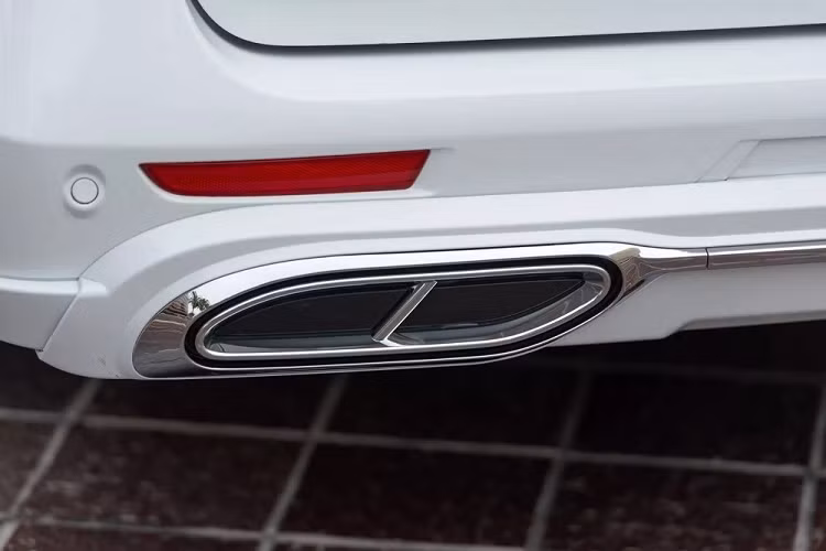 Mức giá xe Mercedes-Benz Metris van độ Maybach lên đến 181.000 USD, gần ngang bằng với Mercedes-Maybach S-Class "đập hộp" (185.000 USD). So với Mercedes-Benz Metris nguyên bản có giá từ 32.620 USD, chiếc xe độ này đắt gấp 6 lần.