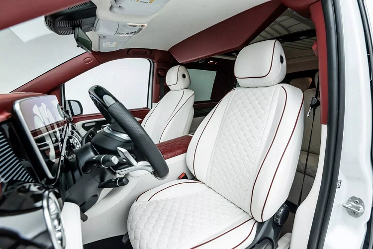 Chiếc Mercedes-Benz Metris độ này được trang bị 6 chỗ ngồi với ghế bọc da khâu quả trám sang trọng. Ghế còn có đủ tính năng chỉnh điện, sưởi ấm và thông hơi. Trong khi đó, mặt táp-lô, cụm điều khiển trung tâm, tapi cửa và lưng ghế đều được ốp gỗ màu đen.