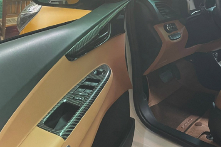 Cột A cũng được thiết kế lại để phù hợp với bộ loa “độ”. Chủ cơ sở độ chia sẻ, chi phí thiết kế lại màu sắc cũng như tiện ích khoang nội thất bằng một chiếc Honda SH 150.