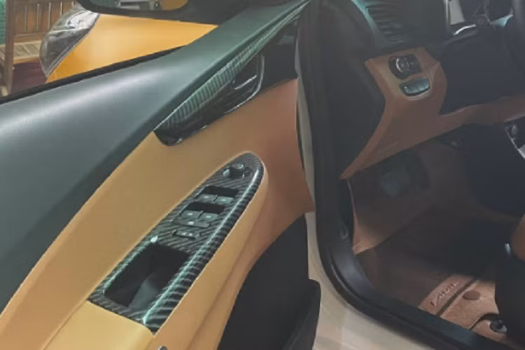 Cột A cũng được thiết kế lại để phù hợp với bộ loa “độ”. Chủ cơ sở độ chia sẻ, chi phí thiết kế lại màu sắc cũng như tiện ích khoang nội thất bằng một chiếc Honda SH 150.