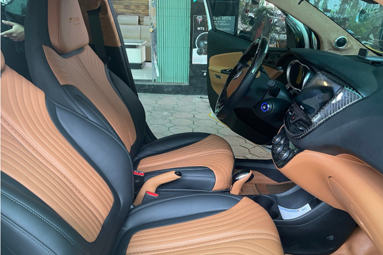 Bộ ghế được bọc lại da hoàn toàn với những đường chỉ khâu tỉ mỉ, nệm ghế được bổ sung để gia tăng sự êm ái. Riêng bộ ghế da này được may đo và thiết kế riêng cho xe VinFast Fadil của Hồng Đăng với thời gian hoàn thiện đến tháng. Đồng thời, ghế trước của xe còn có tính năng sưởi/làm mát, massage và chỉnh điện.