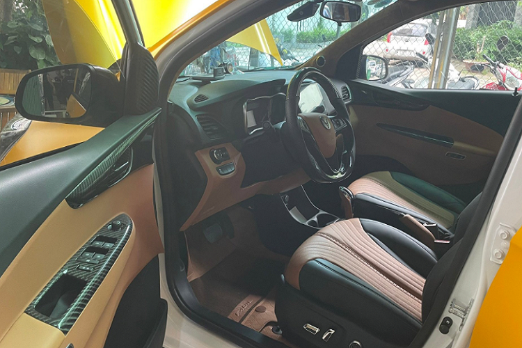 Vô-lăng xe VinFast Fadil còn được ốp carbon dạng D-Cut mới, xe dùng màn hình Android cỡ lớn cùng hệ thống âm thanh MST từ Italia. Hồng Đăng cũng nâng cấp an toàn cho xe khi bổ sung tính năng ga tự động, cam 360 độ và cảm biến áp suất lốp. Đồng thời, chiếc Fadil này còn có thêm bộ mở khoá bằng mật mã gắn ở phía trên kính chắn gió.