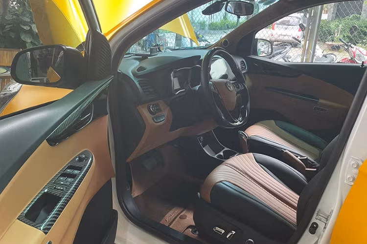 Vô-lăng xe VinFast Fadil còn được ốp carbon dạng D-Cut mới, xe dùng màn hình Android cỡ lớn cùng hệ thống âm thanh MST từ Italia. Hồng Đăng cũng nâng cấp an toàn cho xe khi bổ sung tính năng ga tự động, cam 360 độ và cảm biến áp suất lốp. Đồng thời, chiếc Fadil này còn có thêm bộ mở khoá bằng mật mã gắn ở phía trên kính chắn gió.