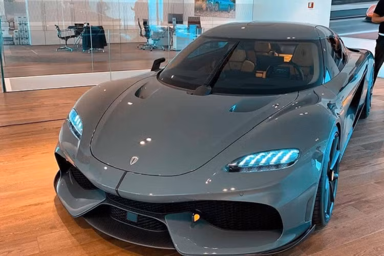 Thông tin từ một đơn vị chuyên nhập siêu xe hypercar từ Campuchia về Việt Nam cho biết có 2 suất đặt mua xe Koenigsegg Gemera 4 chỗ cho khách hàng nào yêu thích, đáng chú ý nhất là người này tuyên bố Việt Nam đã có suất mua xe và khiến không ít người cho rằng hiện đã có đại gia Việt chốt đơn. 