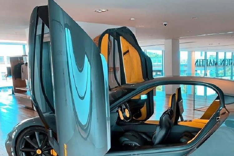 Cụ thể, động cơ 3 xi-lanh, dung tích 2.0 lít, 2 bộ tăng áp trên siêu xe Koenigsegg Gemera sẽ tạo ra công suất tối đa 590 mã lực tại tua máy 7.500 vòng/phút cùng mô-men xoắn cực đại 600 Nm tại dải tua máy từ 2.000 - 7.000 vòng/phút. Chưa hết, mỗi bánh xe sau đều có 1 mô-tơ điện với công suất tối đa 493 mã lực và mô-men xoắn cực đại 1.000 Nm.