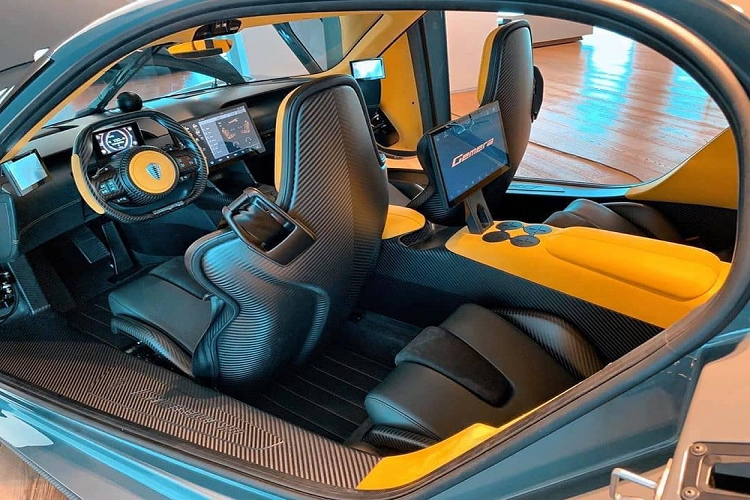 Mức giá xe Koenigsegg Gemera về Việt Nam được hé lộ sẽ trên 2 triệu đô là và dưới 3 triệu đô la, như vậy, mức giá lăn bánh cho siêu xe 4 chỗ ngồi Koenigsegg Gemera này ước tính dưới 62 tỷ đồng, xe sẽ được đăng ký biển số Campuchia tương tự như phong trào đại gia Việt mua McLaren Senna, Koenigsegg Regera hay Porsche 918 Spyder gần đây.