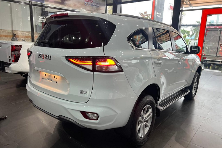 Trong khi đó, hai phiên bản còn lại là Isuzu mu-X B7 Plus 1.9 AT 4x2 có giá 945 triệu đồng và đặc biệt là 1 nhân viên bán hàng tiết lộ phiên bản thứ 4 sẽ mang tên gọi Platinum 1.9 AT 4x4, thay vì Premium 1.9 AT 4x4 như tin đồn trước đó, xe sẽ có giá 1,14 tỷ đồng.