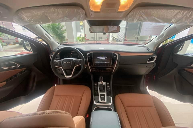 Tuy nhiên, hiện có một số đại lý xe Isuzu đã nhận bàn giao xe mu-X thế hệ mới và nhanh chóng trưng bày cho khách xem trước.Isuzu mu-X thế hệ mới đã có mặt tại đại lý trước ngày ra mắt, giá từ 870 triệu đồng