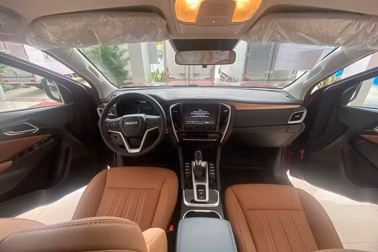 Tuy nhiên, hiện có một số đại lý xe Isuzu đã nhận bàn giao xe mu-X thế hệ mới và nhanh chóng trưng bày cho khách xem trước.Isuzu mu-X thế hệ mới đã có mặt tại đại lý trước ngày ra mắt, giá từ 870 triệu đồng