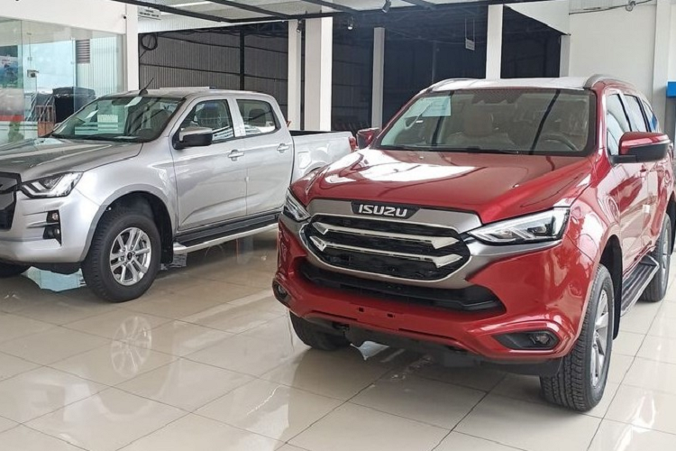 Isuzu mu-X thế hệ hoàn toàn mới nhận được sự thay đổi ấn tượng ở thiết kế cũng như những thay đổi quan trọng bên trong khoang lái bao gồm ghế ngồi bọc da 2 tông màu.