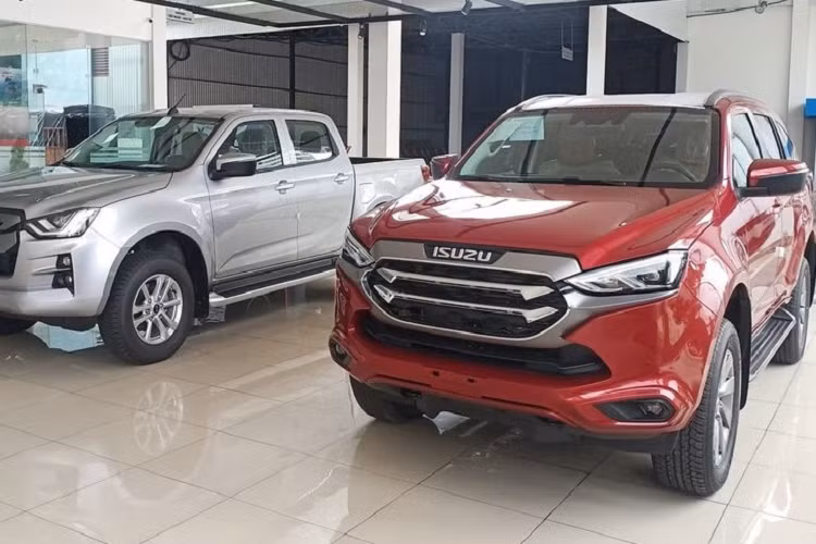 Isuzu mu-X thế hệ hoàn toàn mới nhận được sự thay đổi ấn tượng ở thiết kế cũng như những thay đổi quan trọng bên trong khoang lái bao gồm ghế ngồi bọc da 2 tông màu.