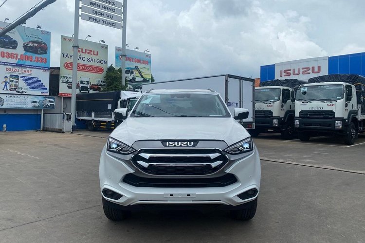 Một đại lý Isuzu ở quận 12 chia sẻ đã có xe mu-X 2022 cho khách hàng xem trước, xe được trưng bày 2 phiên bản là Isuzu mu-X B7 1.9 MT 4x2 và Isuzu mu-X Prestige 1.9 AT 4x2. Giá xe Isuzu mu-X 2022 tại Việt Nam lần lượt là 870 triệu đồng và 1,075 tỷ đồng.