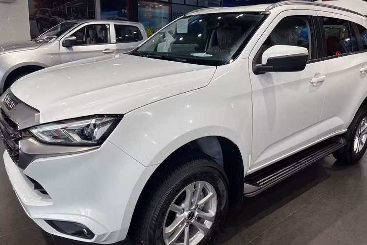 Vào sáng nay, 23/7/2022, dòng xe SUV 7 chỗ Isuzu mu-X 2022 mới sẽ chính thức được giới thiệu tại Việt Nam và dự kiến có 4 phiên bản với giá bán sẽ tăng đáng kể.
