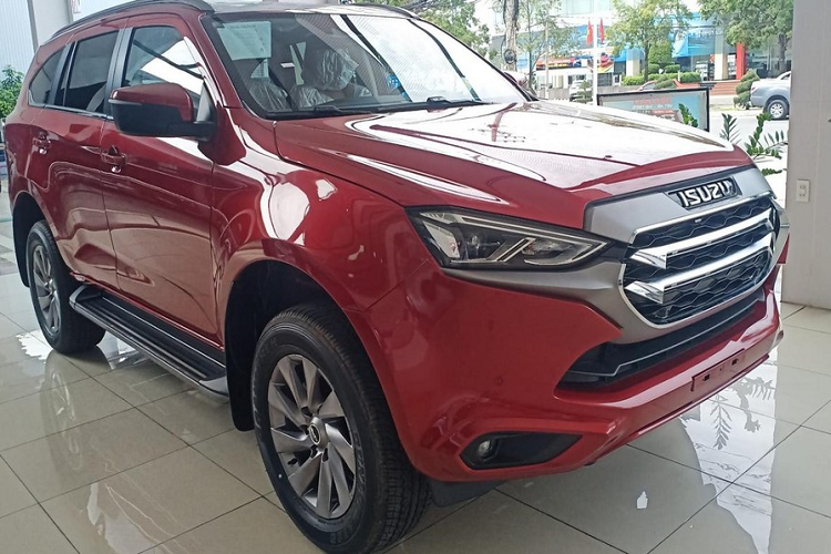 Ghế lái chỉnh điện 8 hướng, vô lăng 3 chấu thiết kế mới và ấn tượng nhất vẫn là màn hình giải trí có kích thước lên đến 9 inch có tích hợp kết nối Apple CarPlay và Android Auto.