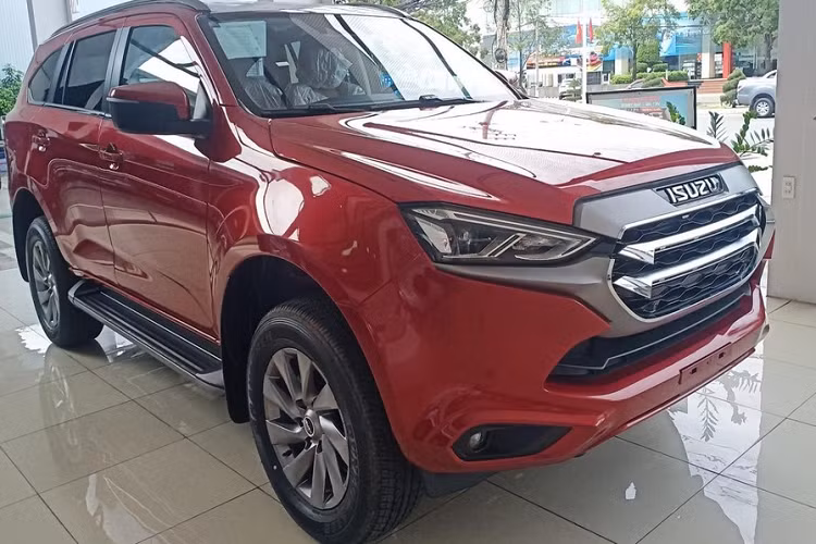 Ghế lái chỉnh điện 8 hướng, vô lăng 3 chấu thiết kế mới và ấn tượng nhất vẫn là màn hình giải trí có kích thước lên đến 9 inch có tích hợp kết nối Apple CarPlay và Android Auto.