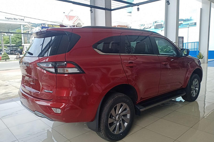 Xe có màn hình giải trí lên đến 9 inch .Tùy theo trang bị mà dòng xe Isuzu mu-X thế hệ mới sẽ có hộp số sàn 6 cấp hoặc tự động 6 cấp và đi kèm hệ dẫn động 1 cầu hoặc 2 cầu.