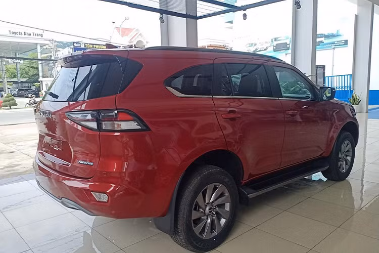 Xe có màn hình giải trí lên đến 9 inch .Tùy theo trang bị mà dòng xe Isuzu mu-X thế hệ mới sẽ có hộp số sàn 6 cấp hoặc tự động 6 cấp và đi kèm hệ dẫn động 1 cầu hoặc 2 cầu.