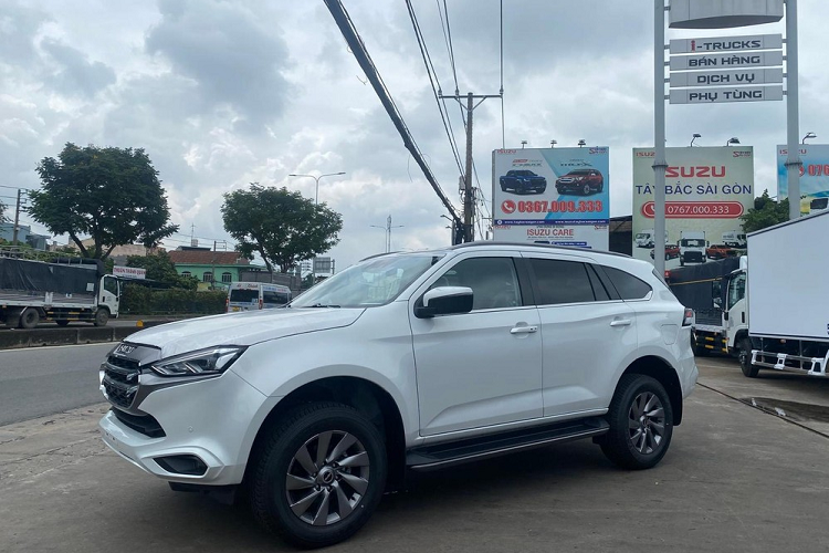 Dòng xe Isuzu mu-X thế hệ thứ 2 được bán chính hãng tại Việt Nam không có tùy chọn động cơ 3.0 lít mà thay vào đó chỉ có 1 tùy chọn động cơ duy nhất là máy dầu, tăng áp, dung tích 1.9 lít, sản sinh ra công suất tối đa 150 mã lực và mô-men xoắn cực đại 350 Nm.