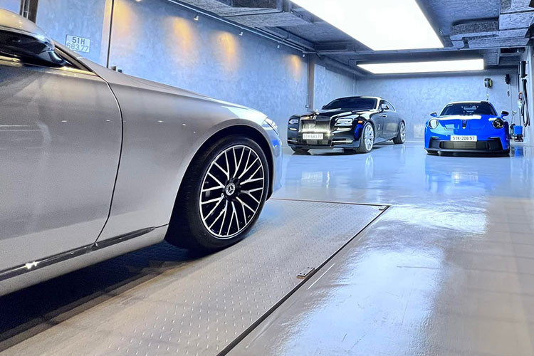 Chiếc xe Mercedes-Benz S450 của Đàm Thu Trang mới sở hữu thuộc phiên bản Luxury, hiện tại, giá xe Mercedes-Benz S450 2022 tại Việt Nam là 5,2 tỷ đồng cho bản tiêu chuẩn và Mercedes-Benz S450 Luxury thế hệ mới như xe của Đàm Thu Trang có giá trên 5,5 tỷ đồng.